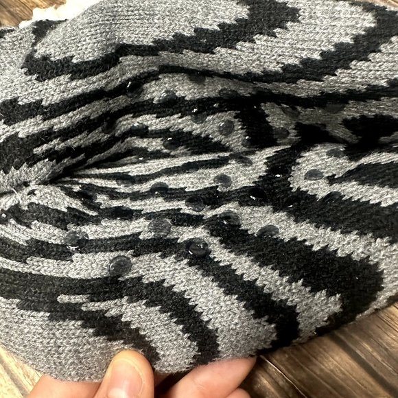 NWT Northeast Outfitters Youth Cozy Cabin Zebra Slippers Size Small (Black) - Picture 4 of 9